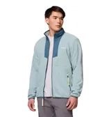 Campera polar con cierre frontal completo, cuello alto y paneles de contraste en color azul oscuro. Cuenta con bolsillos laterales con cierre y detalles en color amarillo neón en los tiradores.