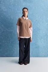 Remera de manga corta color negro, con cuello redondo y calce relajado, confeccionada en tejido suave con elastano.