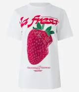 Remera blanca de algodón con estampa de una frutilla y texto en rojo.