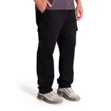 Pantalon cargo de corte recto color negro, con bolsillos laterales tipo sobre, bolsillos traseros con solapa y bolsillos cargo utilitarios en los laterales. Cuenta con cierre de cremallera y botón.