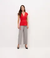 Pantalón de sastrería gris claro, de corte recto y tiro medio, confeccionado en crepé de poliéster y elastano. Presenta cintura con pasadores, bolsillos traseros embutidos y cierre frontal.