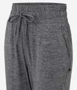 Pantalón jogger deportivo azul marino con cintura elástica ajustable mediante cordón, bolsillos laterales y puños elásticos en los tobillos.