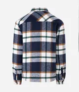 Campera de franela a cuadros con forro interno de sherpa, cuello tipo polo, cierre frontal con botones y bolsillos frontales con solapa.