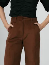 Pantalón de pana color ladrillo, de corte recto y tiro alto.