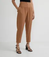 Pantalón rosado de liocel con cintura ancha y pespuntes, cierre frontal con cremallera, dos bolsillos laterales y bajo diagonal.