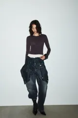 Camiseta de manga larga con cuello redondo y corte ajustado, confeccionada en tejido de mezcla de algodón suave.