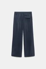 Pantalón de tiro alto con diseño cruzado tipo pareo en el frente, pernera ancha y caída fluida.