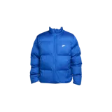 Campera puffer Nike Sportswear Club color azul, con diseño acolchado, cierre frontal completo, cuello alto y logo blanco bordado en el pecho.