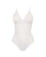 Traje de baño entero blanco con breteles finos y escote en V. Presenta detalles de encaje calado en el escote y en la cintura.