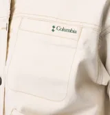 Chaqueta Columbia modelo Acker Rock Twill de corte corto, color blanco con cuello en contraste color tostado y botones metálicos. Presenta bolsillos frontales en el pecho y bolsillos laterales de gran tamaño con solapa, además del logo bordado de la marca en el pecho.
