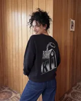 Buzo de cuello redondo color negro, con estampado gráfico en la espalda que representa un llavero con la inscripción KABOA INDUSTRIES. Presenta un corte regular con puños y cintura acanalados.