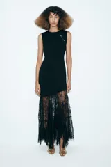 Vestido midi de cuello redondo y sin mangas, confeccionado en tejido liso con un panel inferior asimétrico de encaje negro.