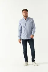 Camisa celeste de algodón con corte slim fit y logo bordado en el pecho.