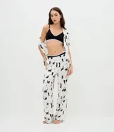 Soutien tipo bralette de diseño seamless en color marrón oscuro, con ribetes en contraste color blanco y banda inferior en color lila. Presenta copas desmontables y breteles finos ajustables.