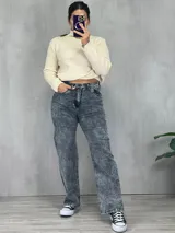 Pantalón de jean gris con efecto lavado, corte wide leg y tiro alto.
