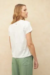 Remera de manga corta, cuello redondo, calce holgado, confeccionada en algodón.