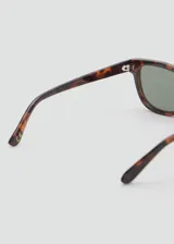 Gafas de sol con montura de pasta carey y lentes oscuras.
