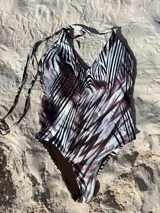 Traje de baño entero con estampado de cebra en tonos blanco, negro y marrón.