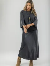 Falda larga gris de satén con cintura elástica.