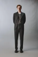 Blazer de corte regular confeccionada en lana de origen italiano, con diseño a cuadros sutiles. Presenta cuello con solapas de pico, cierre frontal de botones, bolsillos de solapa en la cadera y bolsillo de vivo en el pecho.