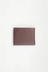 Billetera bifold de cuero color marrón con logo de Levi's grabado en la parte inferior.