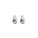 Pendientes en forma de gota con baño de plata y acabado brillante.