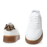 Championes urbanos de mujer con diseño de plataforma, color blanco con suela de goma color caramelo y detalle de estampado animal print en el talón.