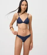 Bombacha de bikini de microfibra color azul marino, con diseño de pernera alta tipo asa delta y pespuntes blancos contrastantes en los bordes.