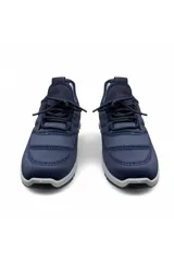 Calzado deportivo azul marino con cordones elásticos, interior forrado y suela de goma con relieve.