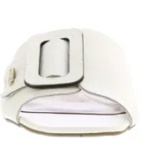 Zuecos de cuero color tostado con diseño de punta cuadrada y hebilla decorativa grande en el empeine. Cuenta con una pequeña placa metálica con el logo de la marca en el lateral.