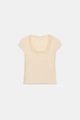 Top color beige claro, confeccionado en hilatura con mezcla de algodón. Presenta cuello redondo amplio con detalle de encaje combinado a tono y mangas muy cortas.
