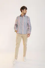 Pantalon cargo color marrón, de corte ajustado, con bolsillos laterales con solapa y cierre frontal.