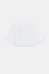 Camiseta corta blanca de cuello redondo y manga corta, con diseño regular fit.