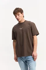 Remera oversize marrón con cuello redondo, mangas cortas y estampa pequeña en el pecho de la marca Mistral con la inscripción 'Northern Lights Sky'.