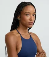 Top corto ajustado color marrón oscuro, confeccionado en microfibra, con escote halter y tirantes finos que se unen en la espalda.