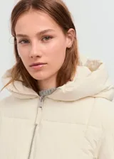 Chaqueta puffer acolchada con capucha y cuello alto, color marfil, con cierre de cremallera doble y manga larga.