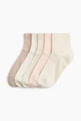 Pack de cinco pares de medias tobilleras en punto acanalado suave, con borde superior elástico. Incluye tonos neutros como beige, crudo, marfil, rosado claro y avena.