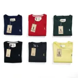 Remera marrón de algodón con cuello redondo y logo bordado en el pecho.