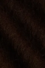 Buzo de corte oversized confeccionado en punto suave con mezcla de lana y mohair. Presenta diseño de hombros caídos, cuello redondo y terminaciones acanaladas en cuello, puños y ruedo.