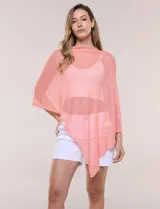 Poncho liviano confeccionado en tejido de punto fino calado, color salmón, de silueta asimétrica envolvente con escote bote drapeado y ruedo en pico diagonal.