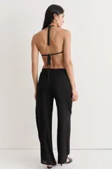 Pantalón de fibrana con estampado abstracto en tonos celestes, blancos y grises. Corte recto y holgado.