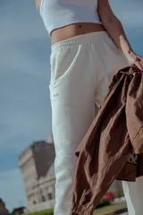 Pantalón de jogging color crudo, confeccionado en frisa, con bolsillos laterales, cintura y botamanga elastizadas.