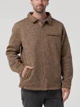 Chaqueta de polar para hombre en color marrón con textura jaspeada. Presenta un diseño tipo camisa con cuello, cierre frontal de botones a presión, un bolsillo horizontal en el pecho y bolsillos laterales abiertos.