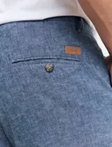 Pantalón de vestir verde de corte recto.