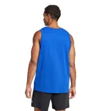 Musculosa deportiva Adidas Essentials color azul, con cuello redondo y logo de la marca bordado en negro en el centro del pecho.