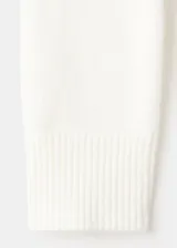 Chaleco largo de punto color blanco marfil, con diseño abierto y superpuesto de estilo versátil.