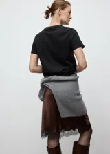 Camiseta de manga corta y cuello redondo, confeccionada en algodón orgánico con diseño recto.