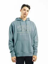 Buzo canguro celeste de felpa con capucha, bolsillo frontal y estampado con texto.