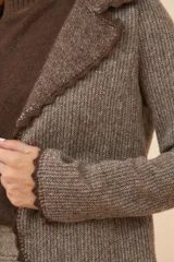 Chaqueta de lana fina sin teñir, color marrón claro, de corte recto con cuello solapa y mangas 3/4.