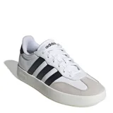 Championes urbanos Adidas modelo Barreda, de silueta baja y estilo clásico inspirado en el tenis. Presentan una capellada de cuero sintético blanco con refuerzos de gamuza en la puntera, las icónicas tres tiras laterales en color negro y suela cupsole de goma.